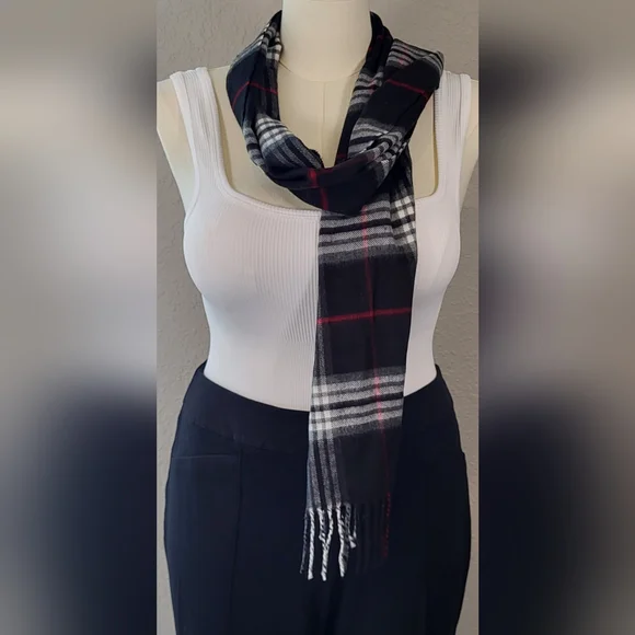 ROUNDTREE & YORKE Black and Red Scarf Luxurious Scarf - 64 x 11 - Picture 4 of 7